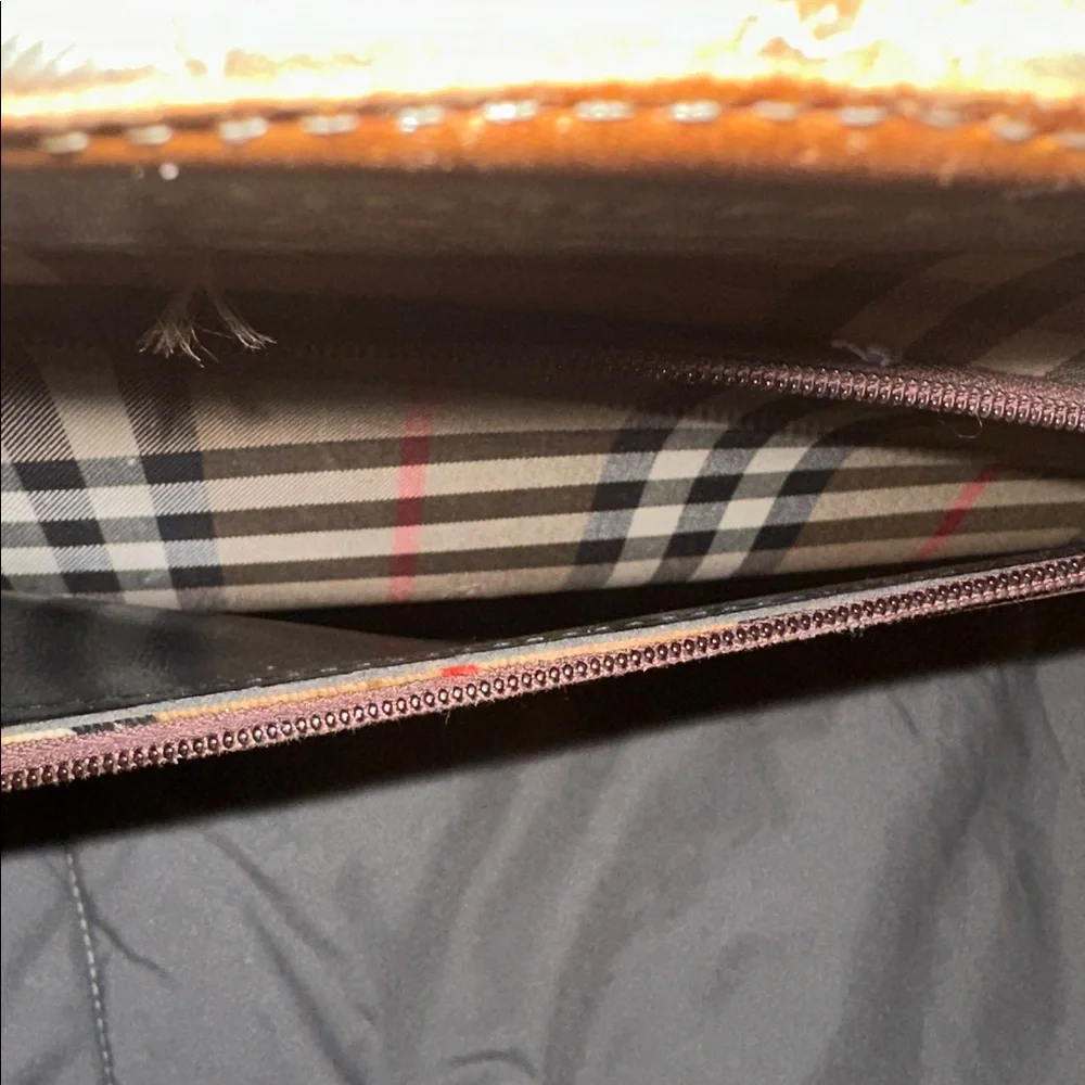Burberry Beige and Brown Plaid Travel Bag. PRE-OWNED. - Picture 10 of 12